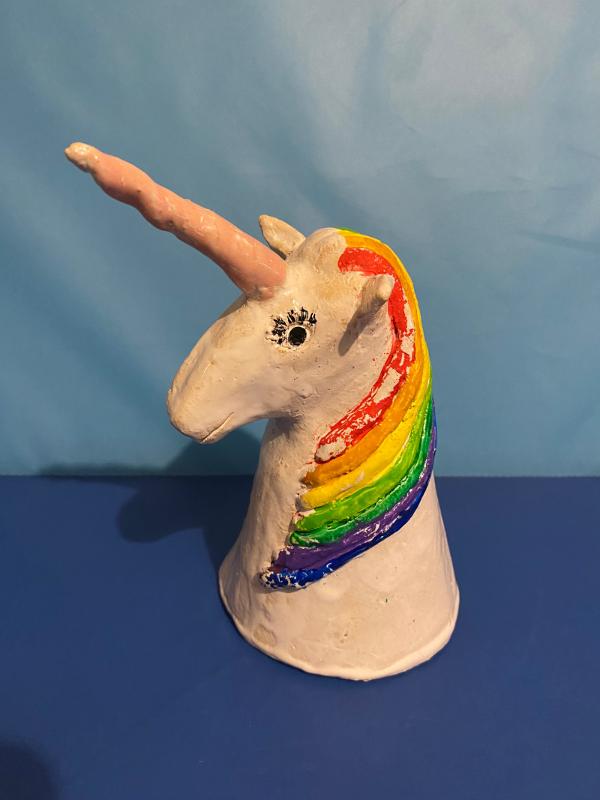 Selbstgemachtes Einhorn aus Keramik mit Bunter Mähne
