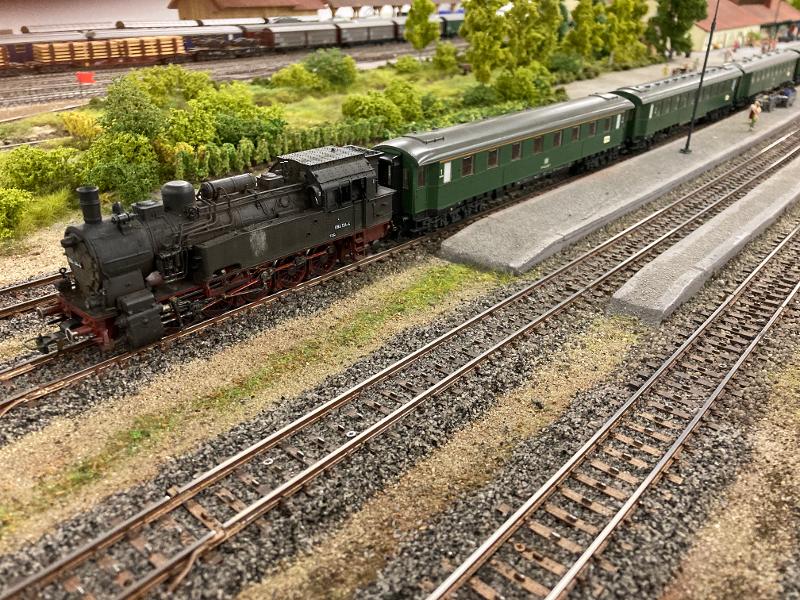 Modelleisenbahn auf den Schienen
