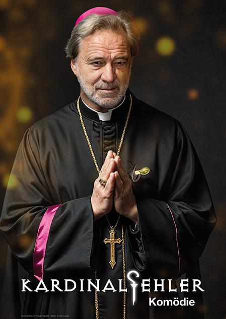 Mann mit schwarzem Gewand und Kreuz Kette