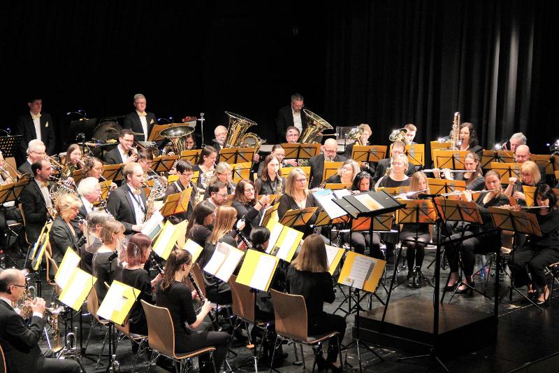 Zu sehen ist die Stadtkapelle, die ein Musikstück spielt