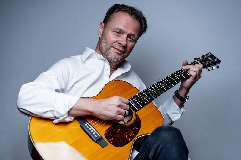 Arne Kopfermann spielt auf seiner Gitarre Arne Kopfermann spielt auf seiner Gitarre
