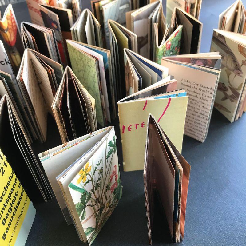 Kunstautomaten Hefte auf einem Tisch aufgestellt