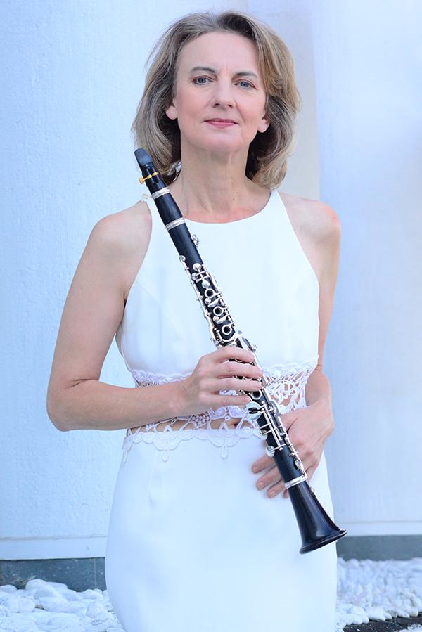 Portrait von Sabine Meyer mit ihrer Klarinette in der Hand