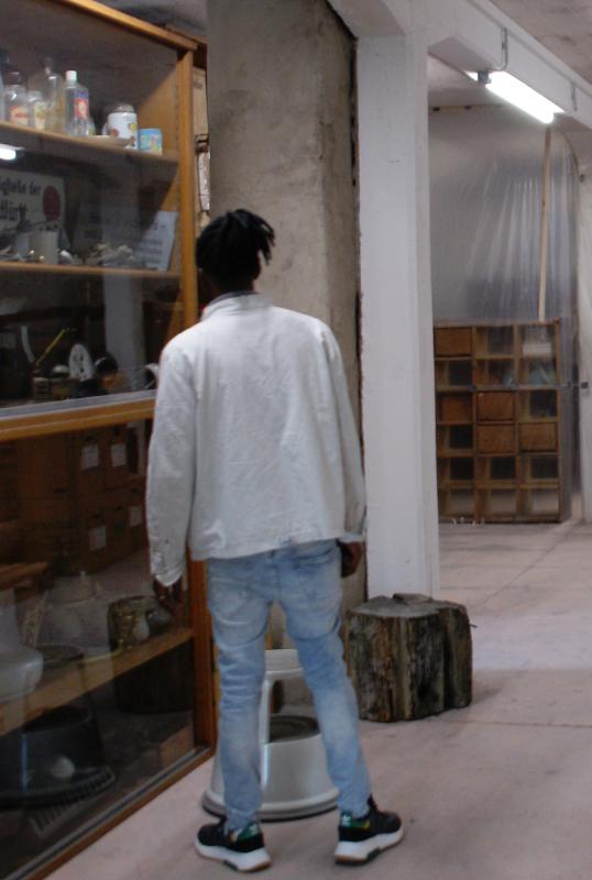 Mensch der vor einer Vitrine steht