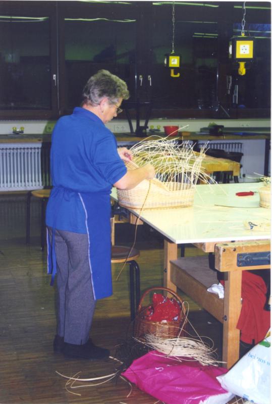 Senior bei flechten eines Korbes