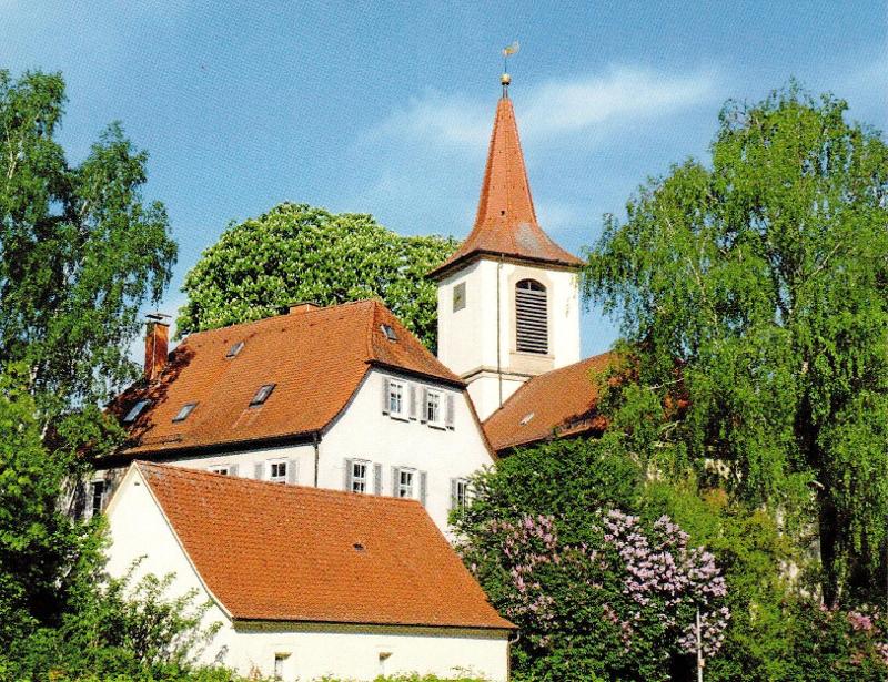 Peter- und Paul-Kirche zwischen grünen Bäumen und Sträuchern Peter- und Paul-Kirche zwischen grünen Bäumen und Sträuchern