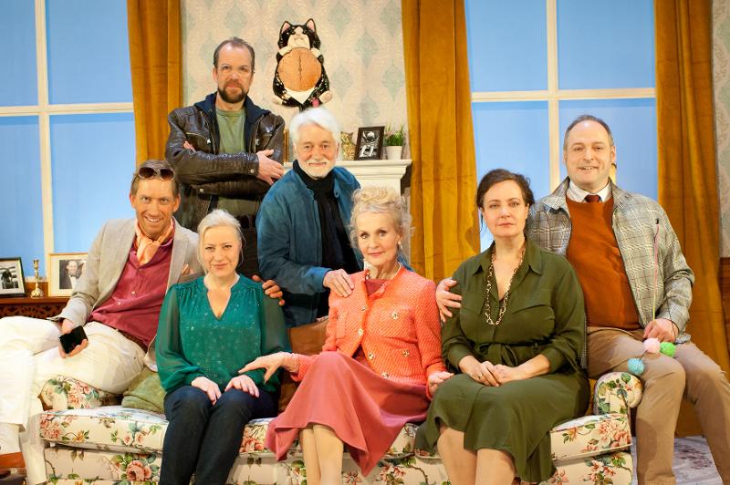 Bild vom Theaterstück "Willkommen im Hotel Mama" Bild vom Theaterstück "Willkommen im Hotel Mama"