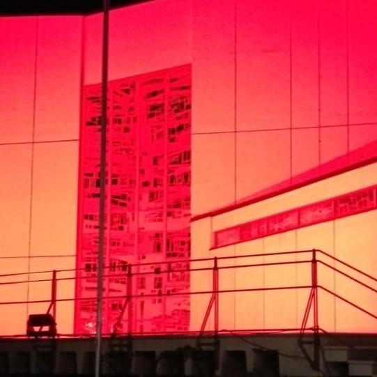 Rot angeleuchtetes Gebäude
