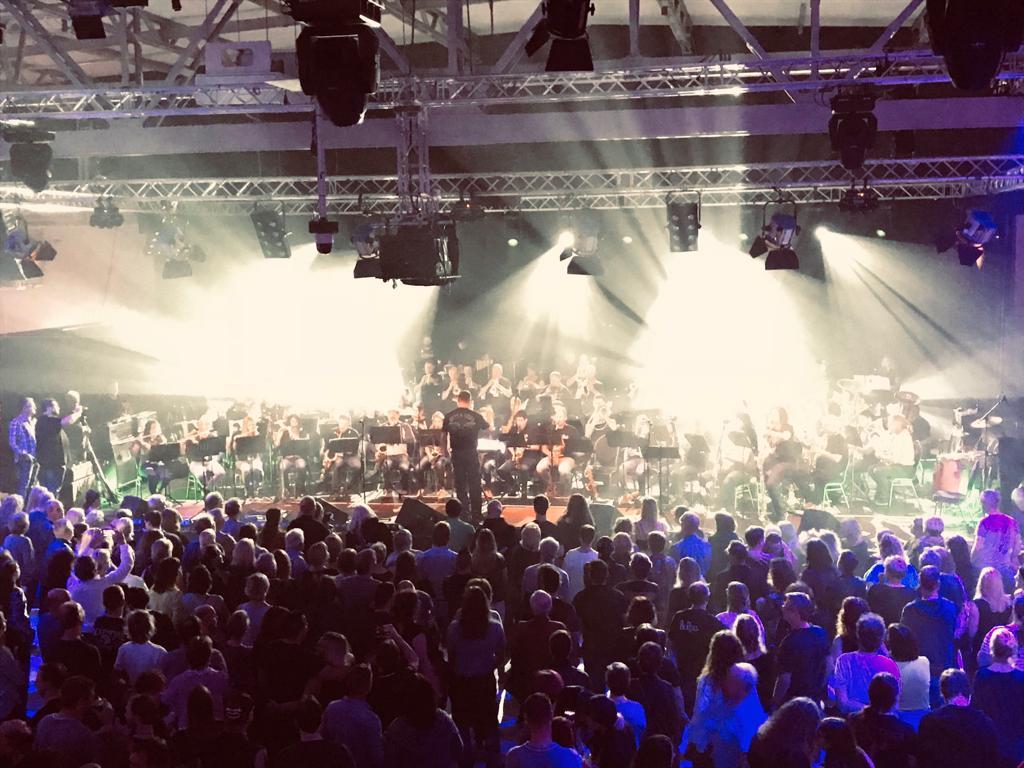 Orchester vor einer großen Menschenmenge