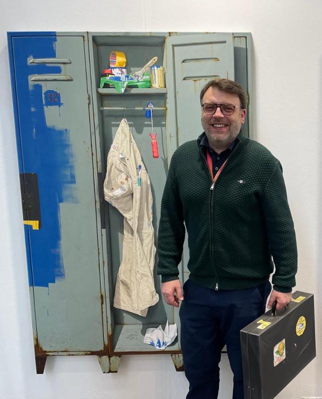 Künstler Stefan Bircheneder vor einem Kunstwerk