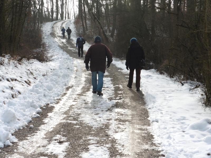 Wanderer auf einem verschneiten, eisigen Weg
