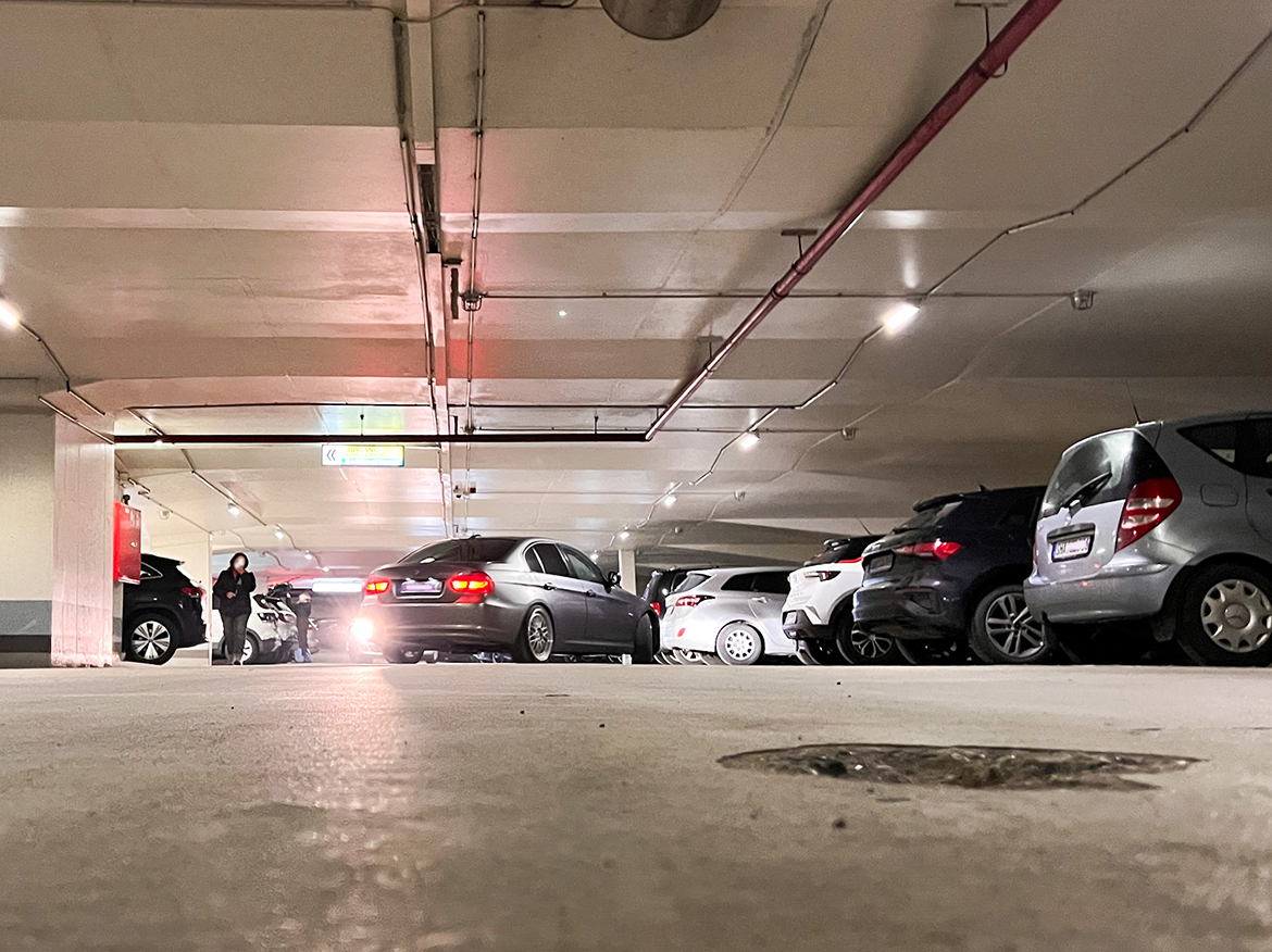 Eine Parkhausfläche mit Autos
