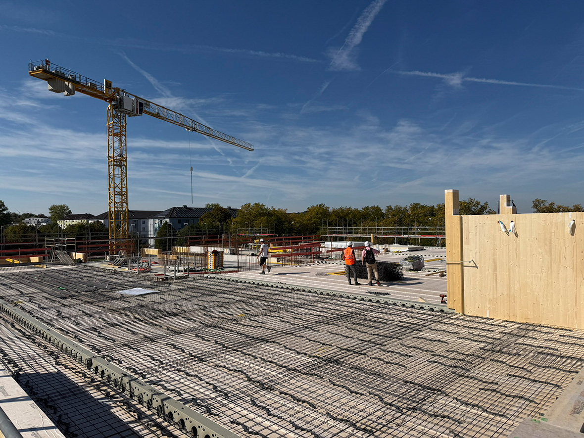 Das Zwischendeck einer Großbaustelle mit Gittern und Arbeitern