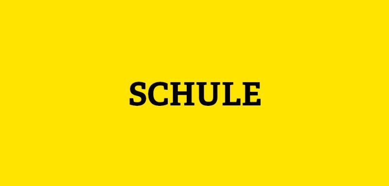 Gelbe Kachel mit Aufschrift Schule