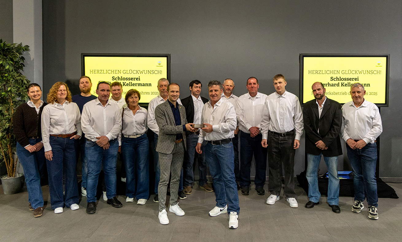 Eine große Gruppe Leute steht für ein Foto parat