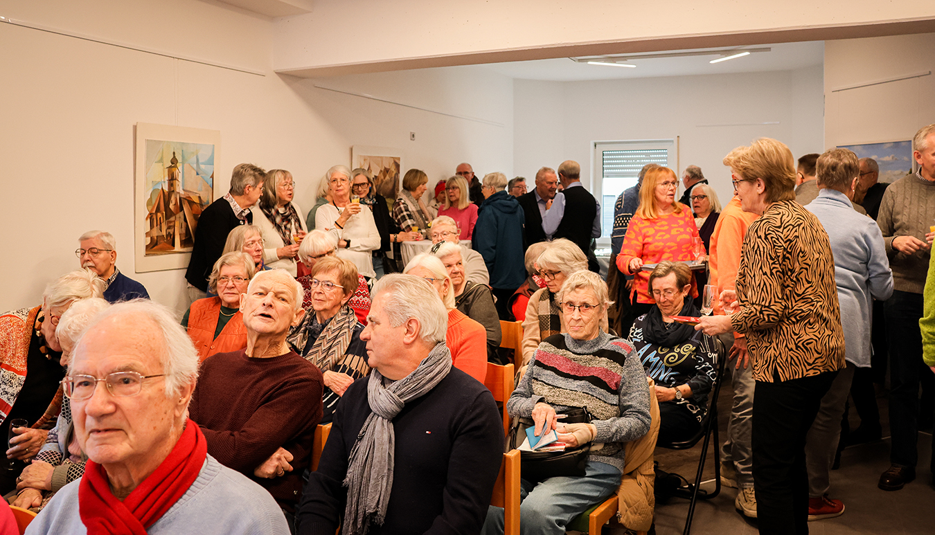 Viele ältere Menschen in einem bestuhlten Raum