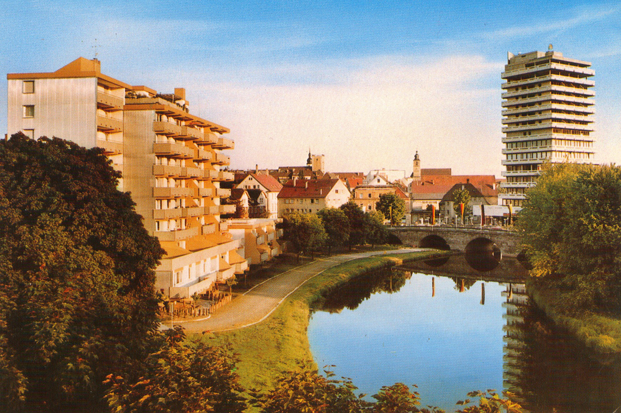 Stadtverwaltung Hochhäuser am Rande eines Gewässers