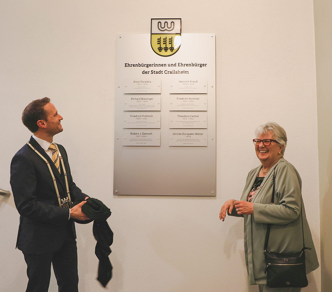 Stadtverwaltung Ein Mann mit einem Tuch in der Hand sieht zu einer Tefal hoch, eine Frau daneben lacht freudig.