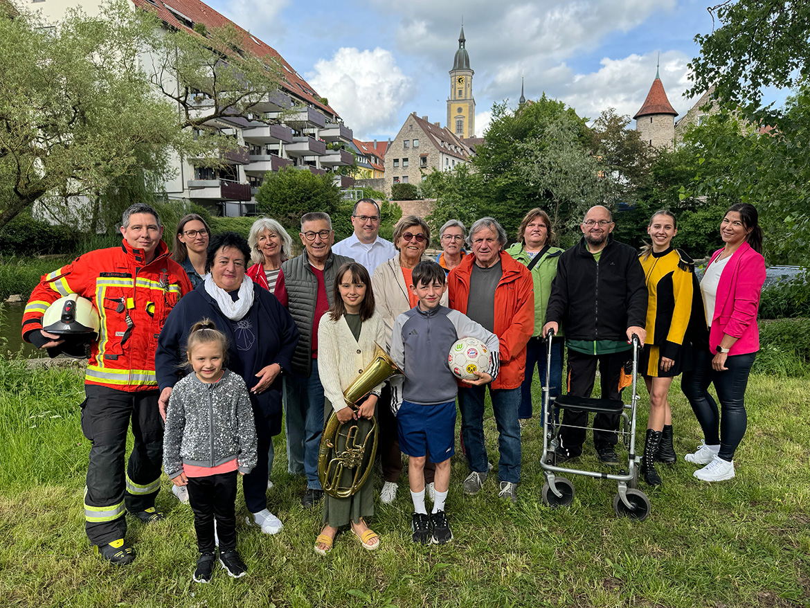 Einige Personen, Jung und Alt, stehen für ein Foto parat