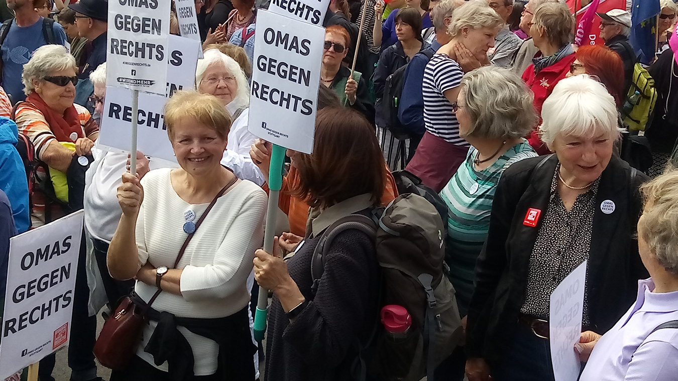 privat Viele ältere Damen stehen zsuammen udn haben teils Schilder in der Hand