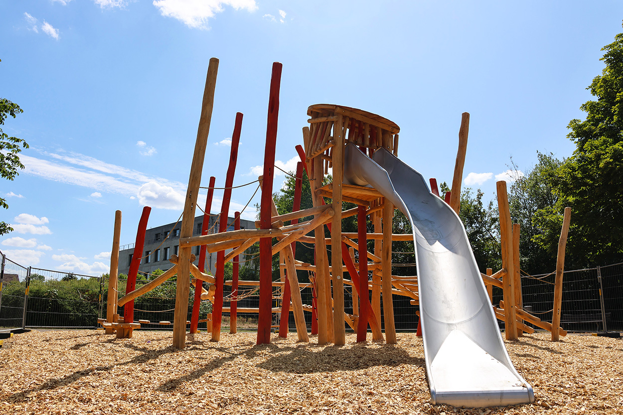 Eien Kletterturm mit Rutsche