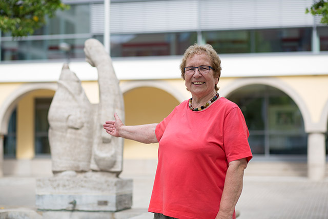 Stadtführerin Bialuch zeigt auf eine Statue auf dem Marktplatz