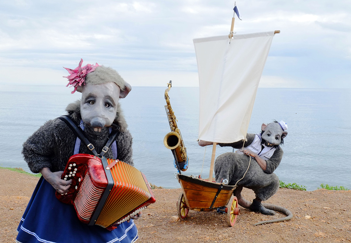 Zwei als Ratten verkleidete Schauspieler in einer Szene mit Boot