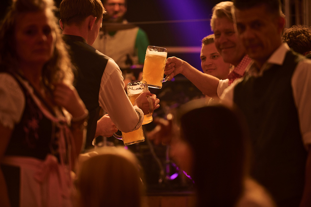 viele feiernde Menschen in Tracht und Bierkrügen