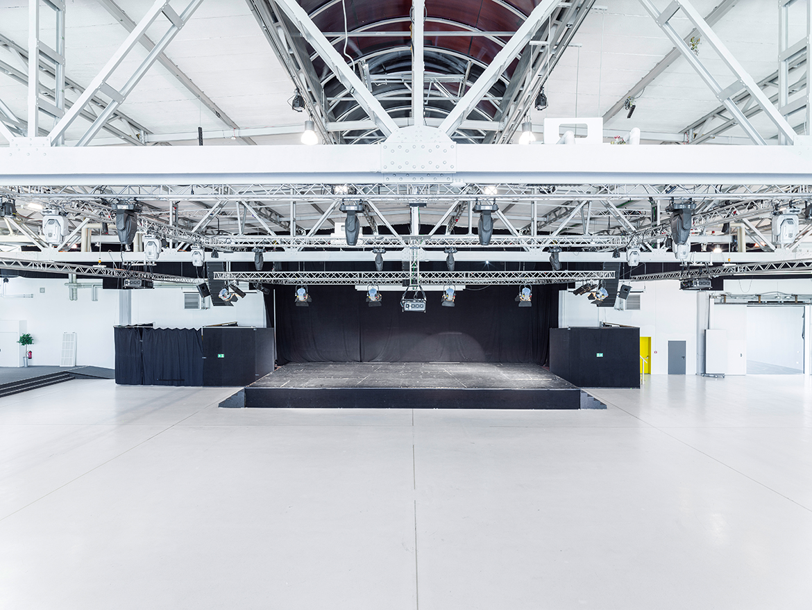 Eine leere Bühne im leeren Hangar