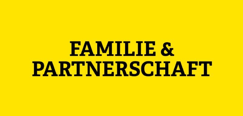 Gelbe Kachel mit Aufschrift Familien und Partnerschaft