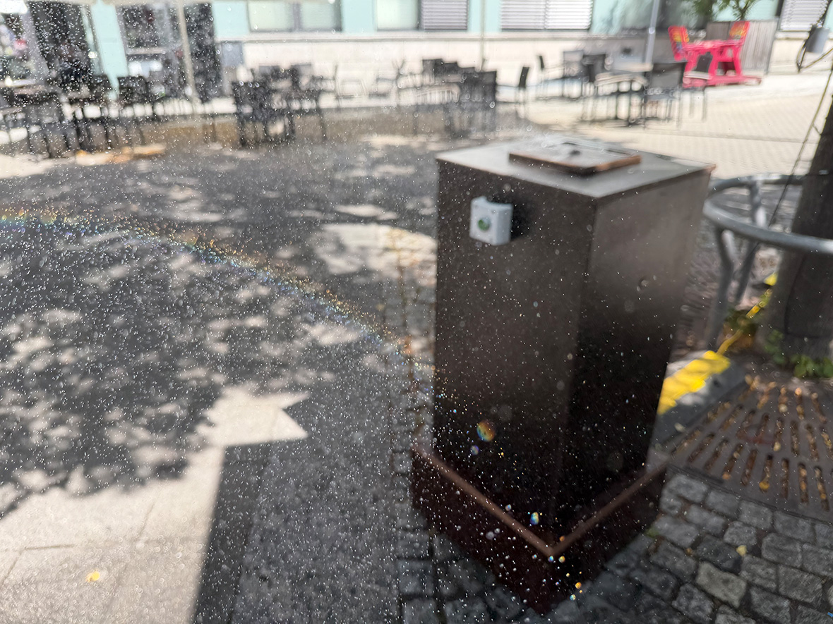 Ein brauner Kasten aus dem Wasser sprüht