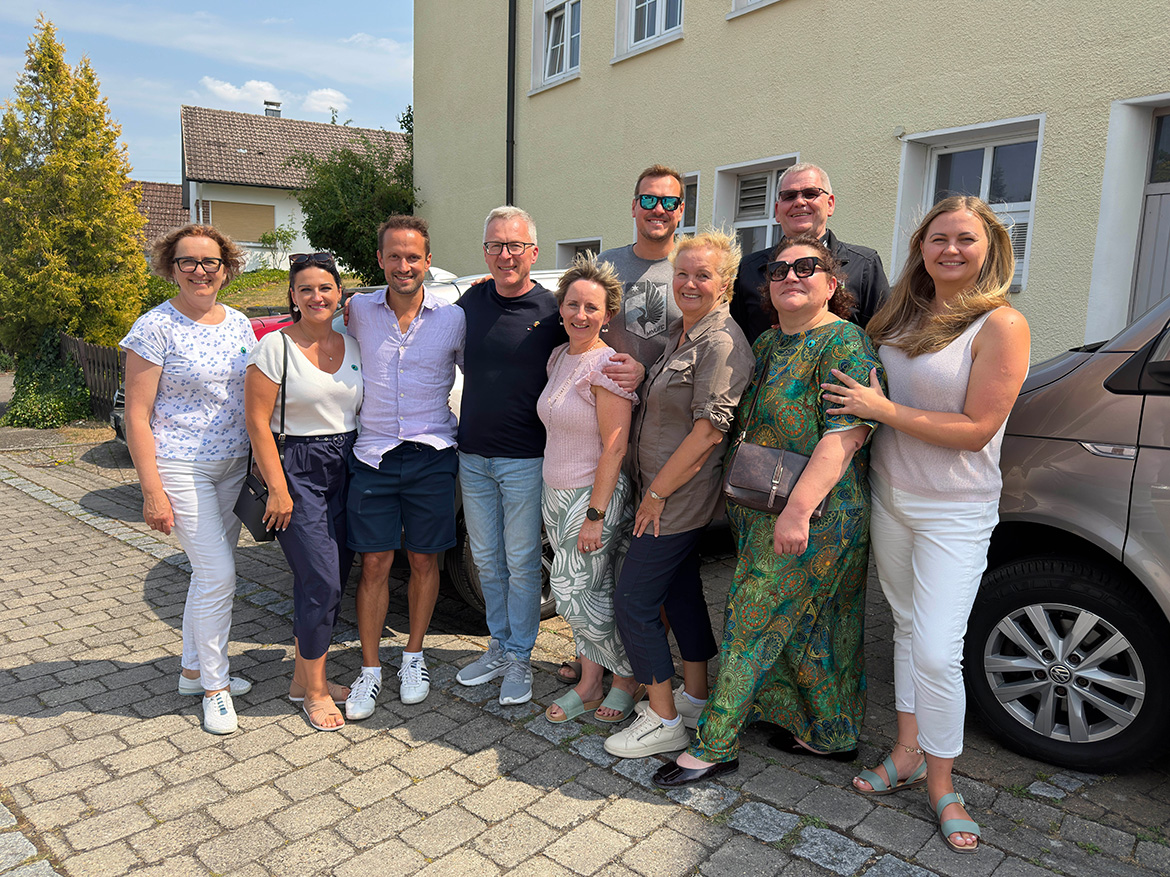 Eine Gruppe steht für ein Foto bereit
