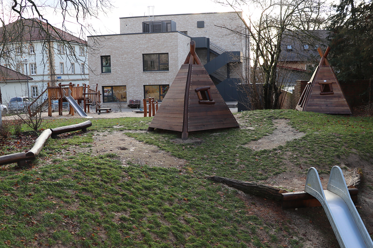 Der Spielplatz eines Kindergartens mit Holzhaus und Rutsche