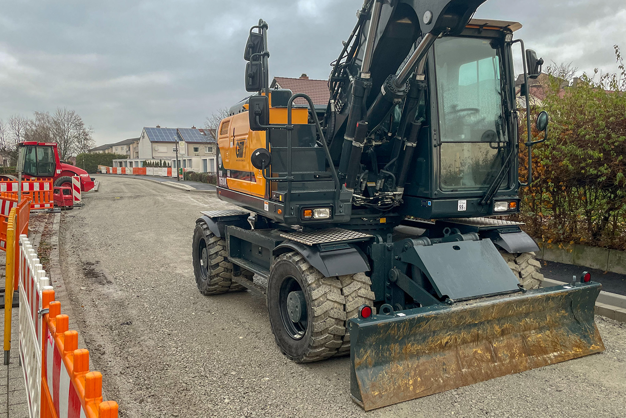 Ein Bagger steht in einer Baustelle