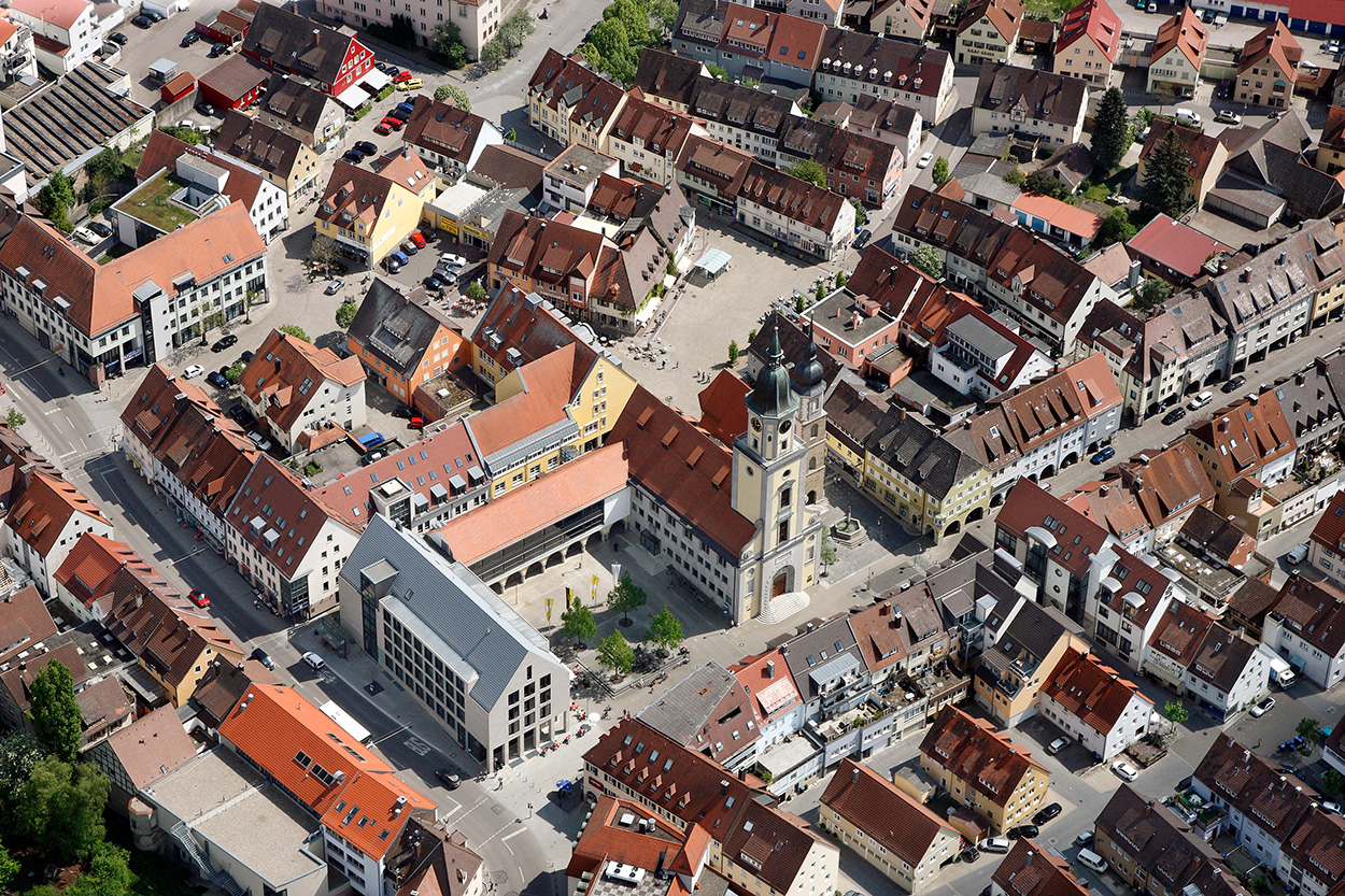 Eine wunderschöne Stadt mit dem U-förmigen Rathaus in der Mitte aus der Vogelperspektive