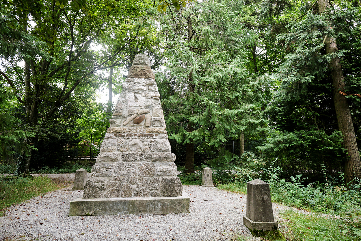 Eine steinerne Pyramide