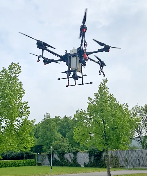 Stadtverwaltung Eine Drohne fliegt in der Luft, im Hintergrund sind Bäume zu sehen