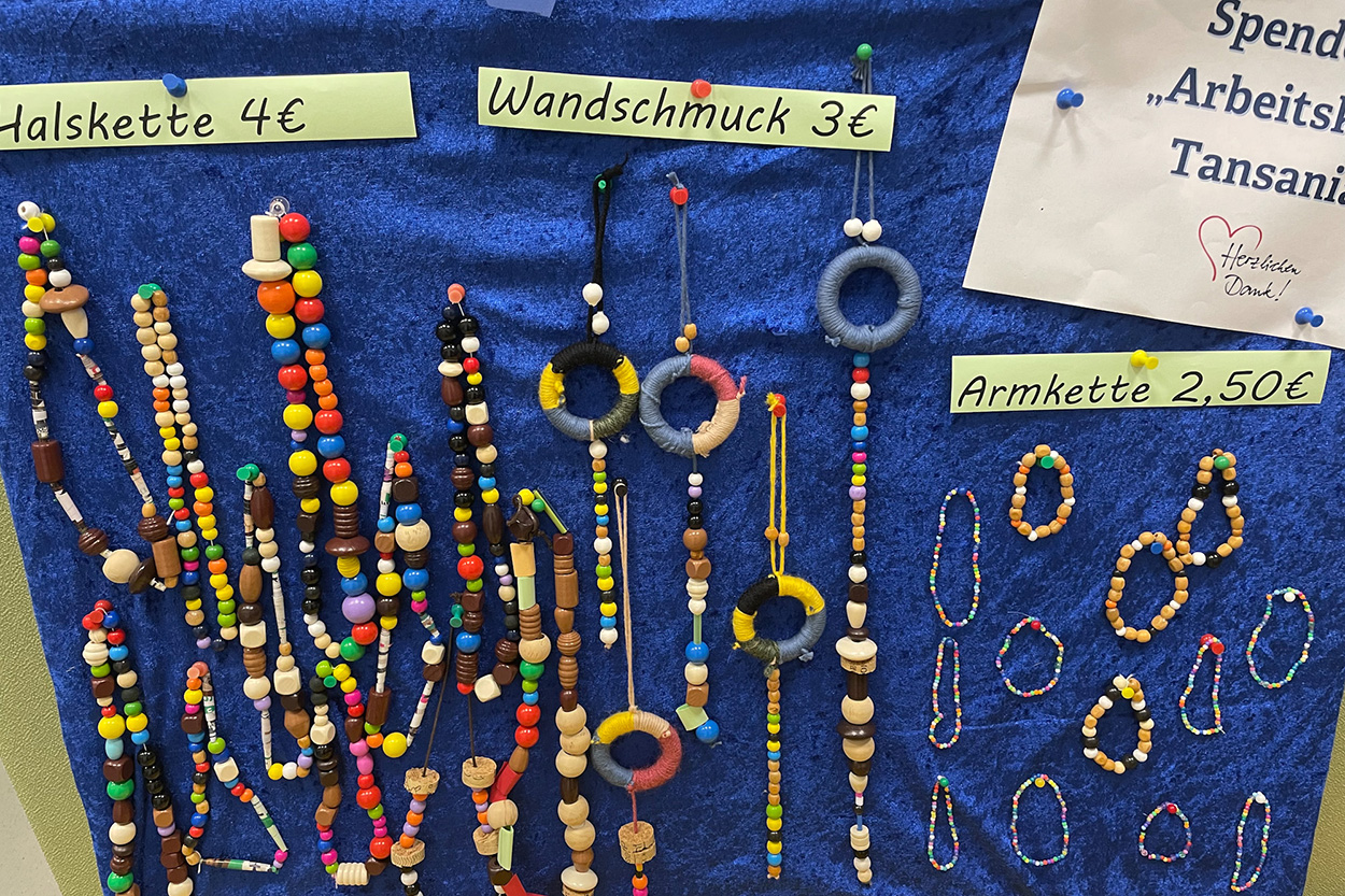 Stadtverwaltung Bunter Schmuck hängt ausgepreist an einer Wand.