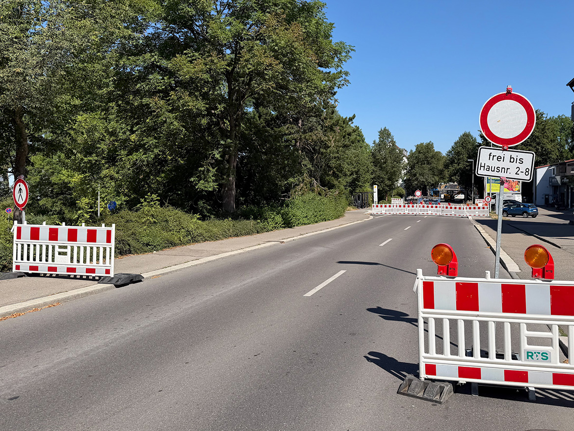 Baustellenbeschilderung im vorderen und hinteren Bereich