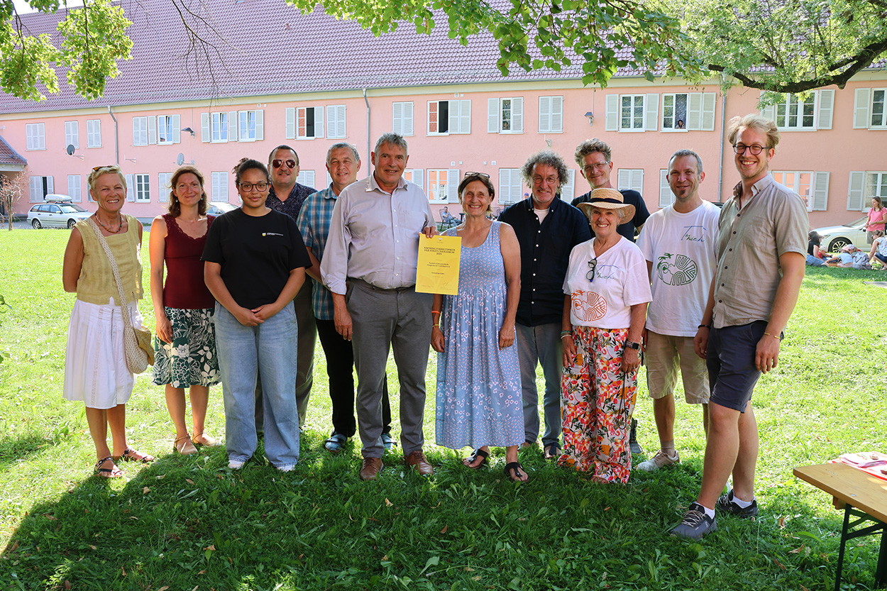Stadtverwaltung Eine Gruppe von Leuten steht beisammen und lächelt in die Kamera