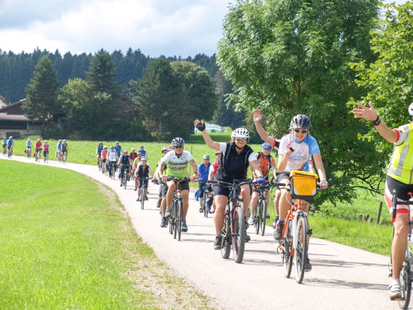 Radfahrer winken in die Kamera
