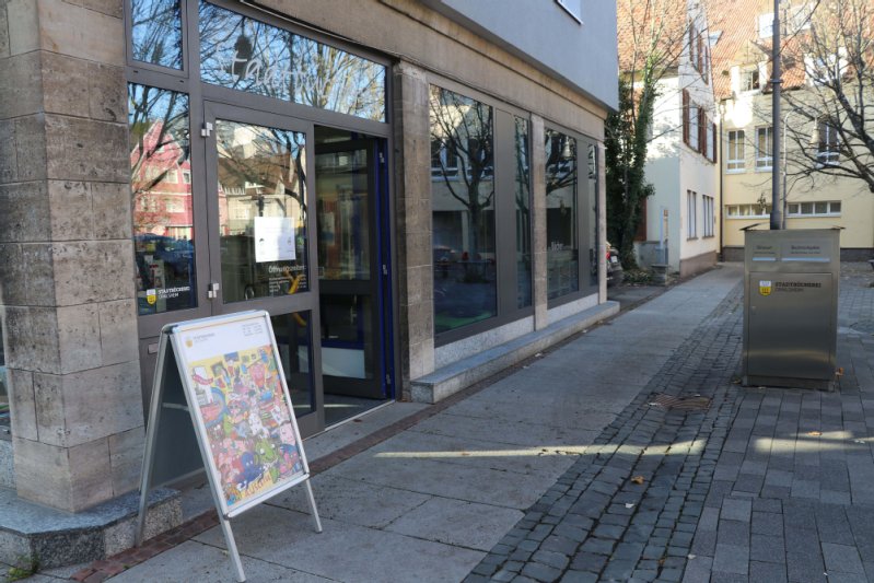 Stadtverwaltung Der Eingangsbereich der Stadtbüchrei Crailsheim mit einem Aufsteller.