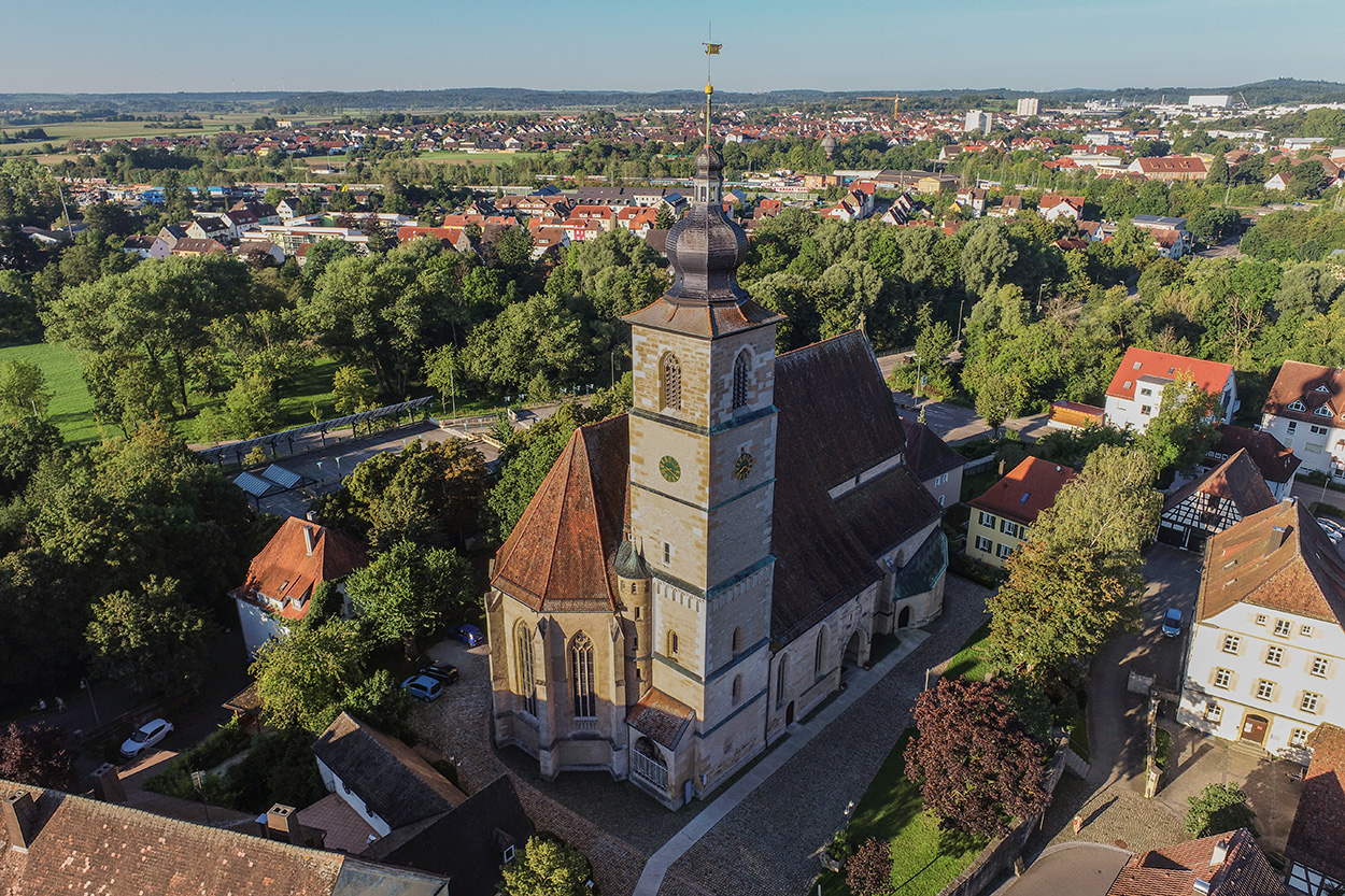 eine historische Kirche aus der Vogelperspektive