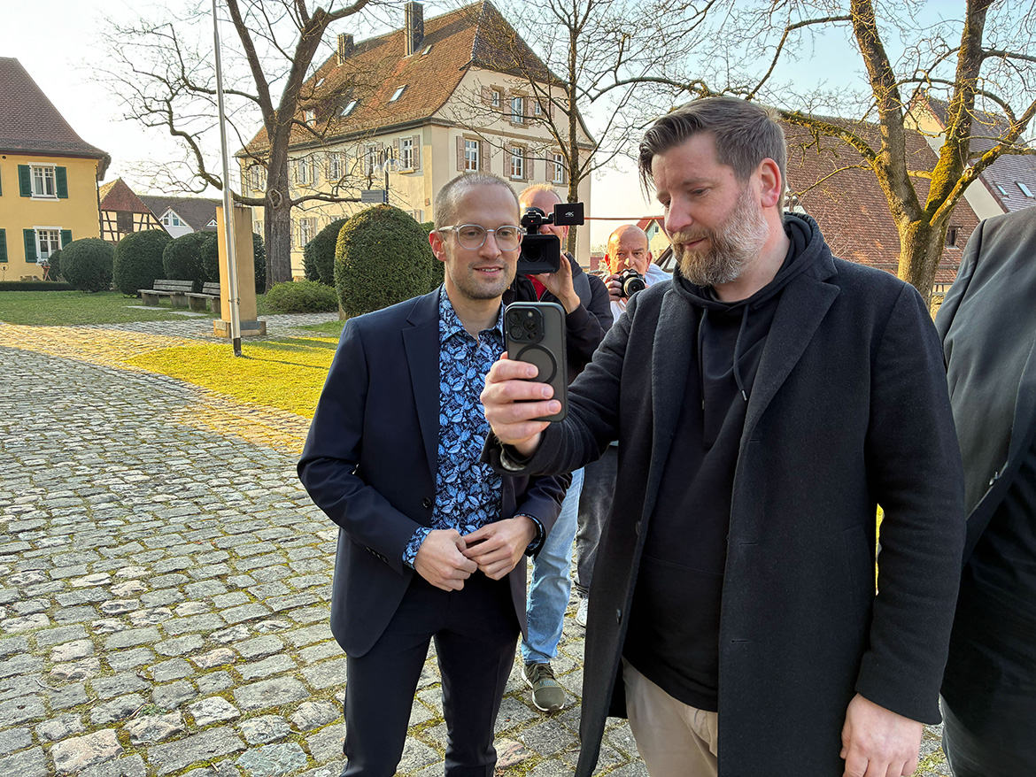 Zwei Männer sehen auf ein Smartphone