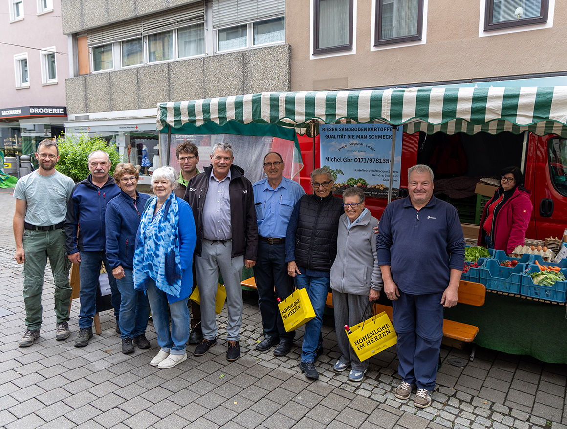 Einige Leute vor einem Marktstand