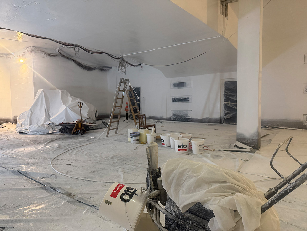 Ein Parkdeck, frisch weiß gestrichen und ausgelegt mit Folie