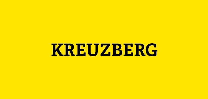 Gelbe Kachel mit Aufschrift Kreuzberg
