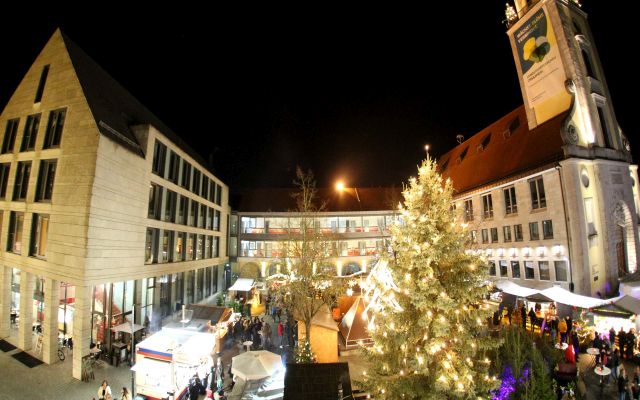 Weihnachtsmarkthütten auf dem Marktplatz in Crailsheim