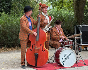 Die drei charmanten Herren der Slampampers präsentieren Rhythm & Blues der 40er und 50er Jahre.