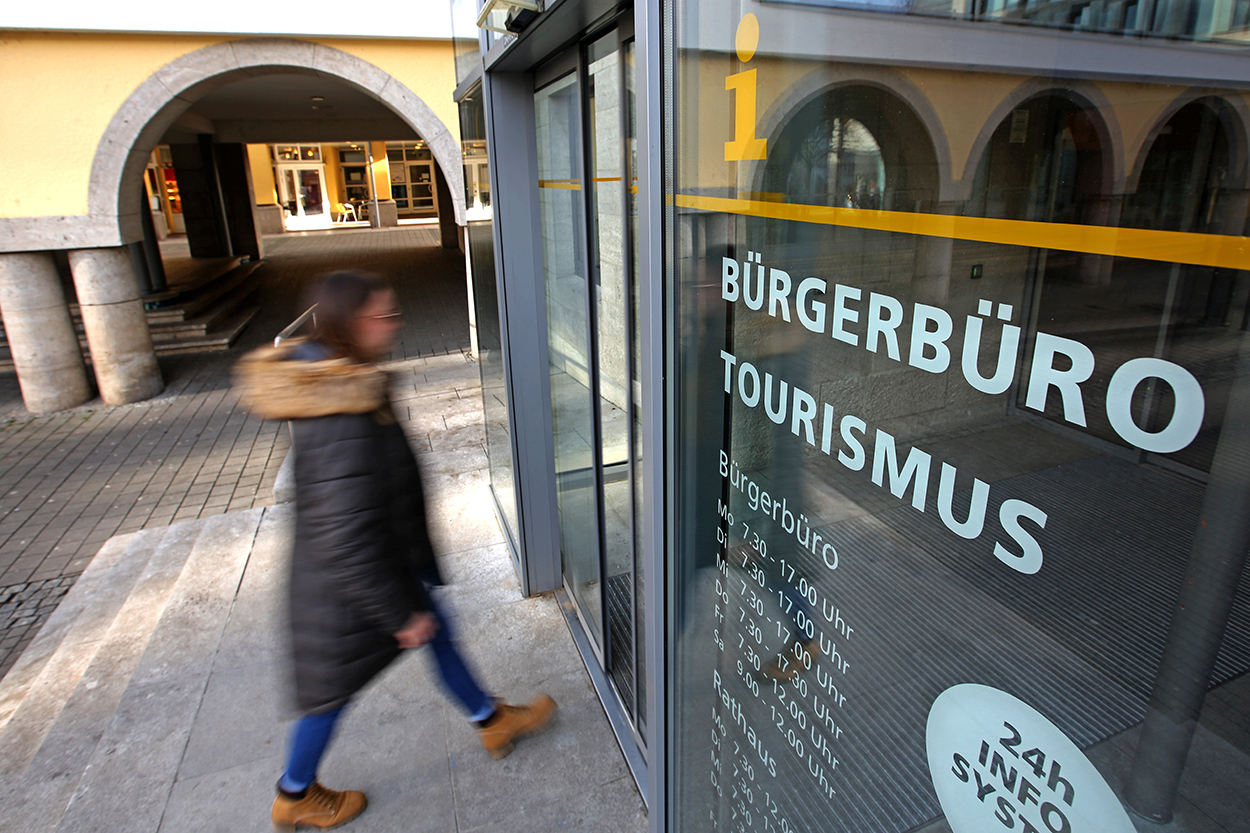 Eine Frau geht in ein Bürgerbüro